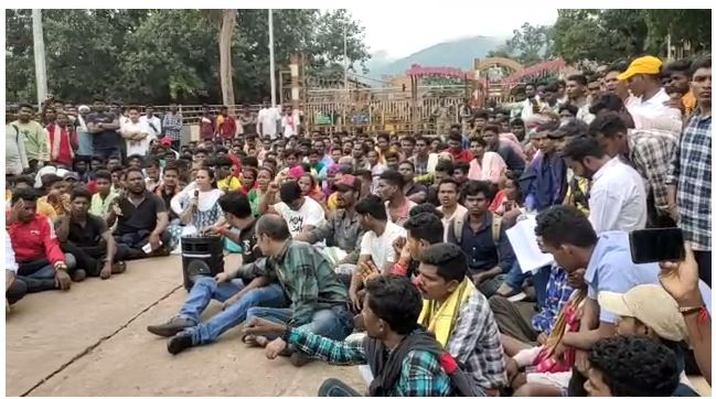 NMDC बचेली के खिलाफ फिर आदिवासियों ने खोला मोर्चा, उत्पादन बंद होने से करोड़ों का नुकसान, रखी ये मांगे