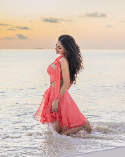 समुद्र की लहरों के साथ मस्ती करते दिखी मौनी रॉय, हॉट तस्वीरों में दिखा अदाओं का जादू