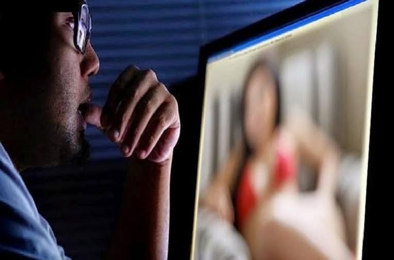 stole photos of women from FB and make nude video call