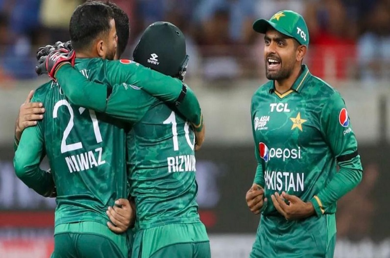 PAK vs HKG : हांगकांग के खिलाफ पाकिस्तान ने बरपाया कहर, बल्लेबाजी के बाद अब गेंदबाजी में किया कमाल