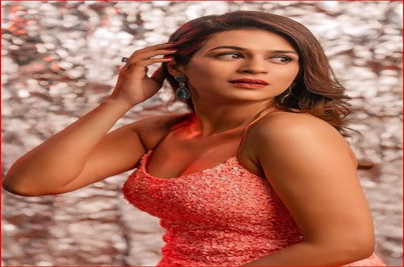 साउथ की इस एक्ट्रेस ने थाई हाई स्लिट गाउन में कराया फोटोशूट, ग्लैमरस अवतार देख आंहे भर रहे फैंस