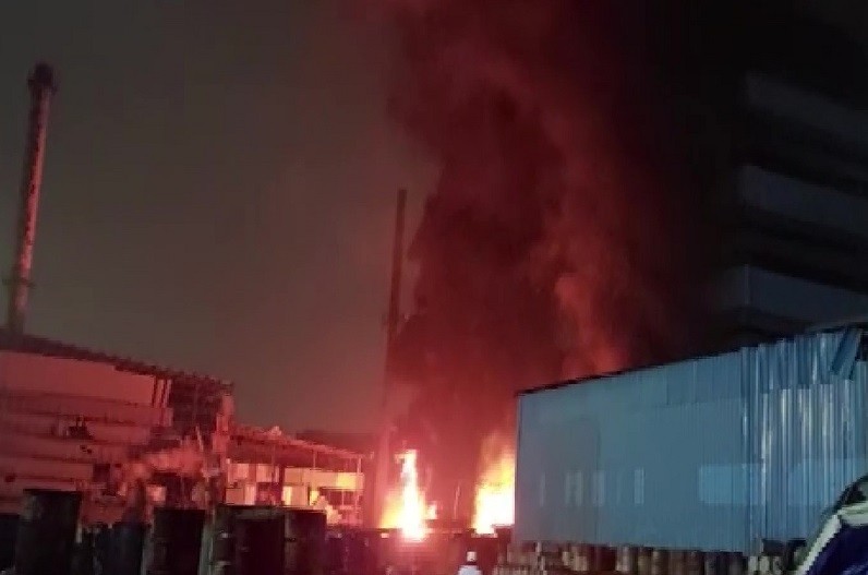 Chemical Factory में लगी भीषण आग, कई मजदूर घायल