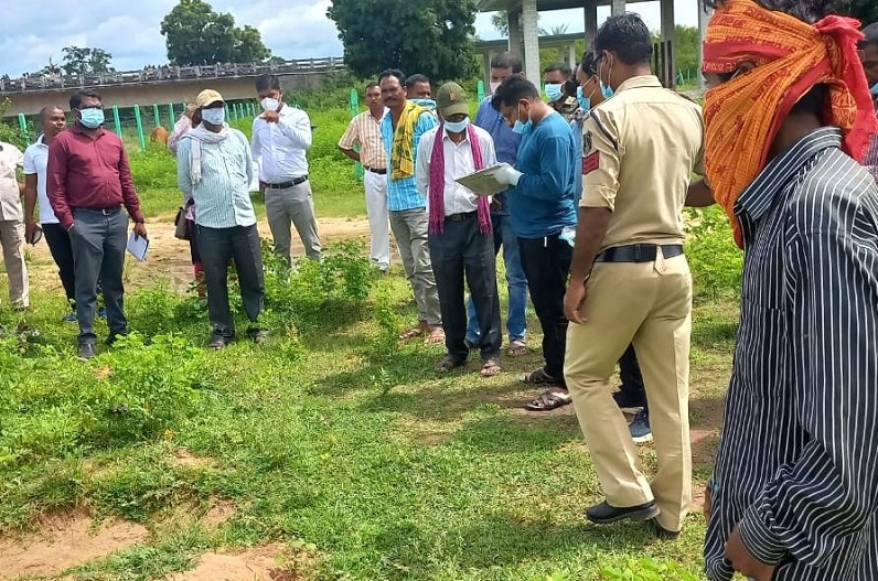 कब्र से निकलेगी सच्चाई! परिजनों ने जाहिर की हत्या की आशंका तो बाहर निकाला गया शव, इधर पुलिस टीम पर ईंट-पत्थर से हमला