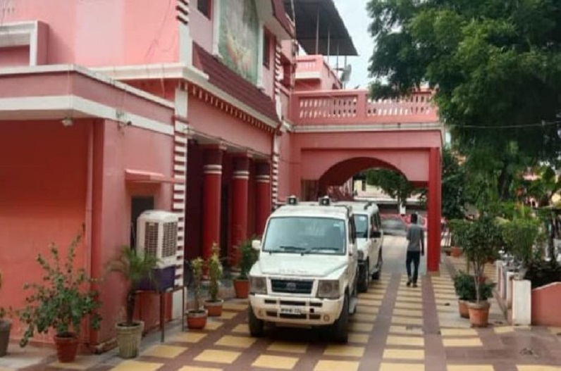 CBI raids Mahant Narendra Giri's house
