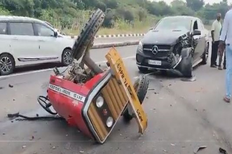 Mercedes से टक्कर के बाद ट्रैक्टर के हुए दो टुकड़े, सोशल मीडिया पर तेजी से वायरल हुआ वीडियो