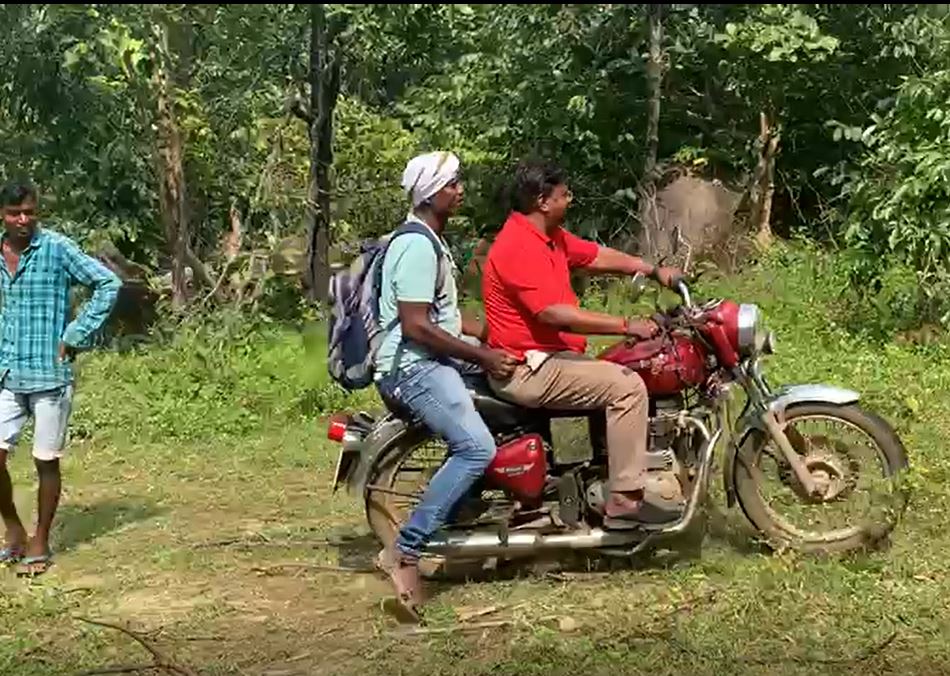 वनभूमि पट्टा के खातिर अपात्र हितग्राही काट रहे जंगल, वन क्षेत्र में बाइक से घुसे विधायक तो फटी रह गई आंखे
