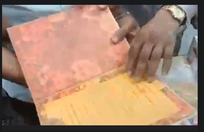 एयरपोर्ट पर हुई लड़की के शादी कार्ड की जांच, देखकर शॉक्ड रह गए अधिकारी, देखें वीडियो