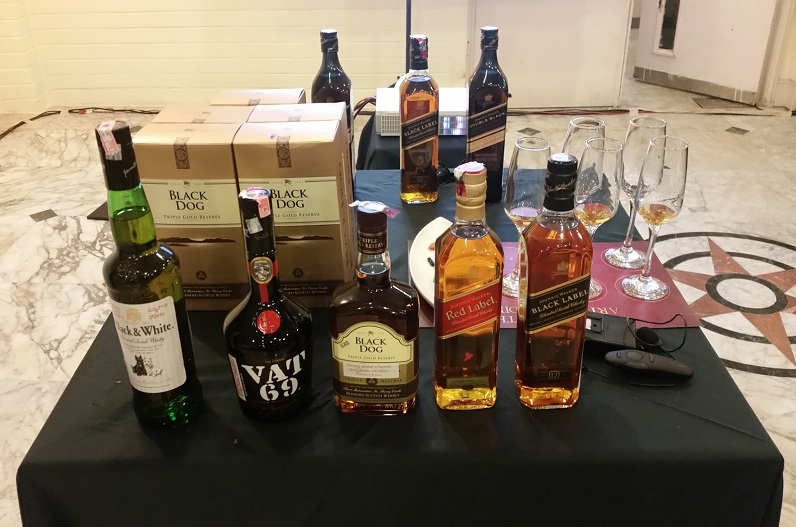 शराब की बोतलों पर क्यों अलग-अलग तरीके से लिखा जाता है Whisky और Whiskey, वजह जानकार चौंक जाएंगे आप