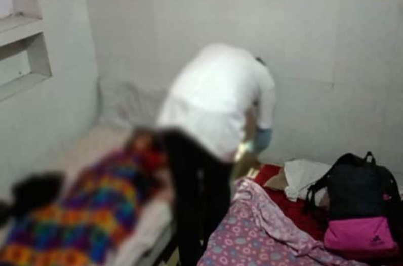 कमरे में महिला को इस हालत में देख पुलिस के उड़े होश, पति लापता