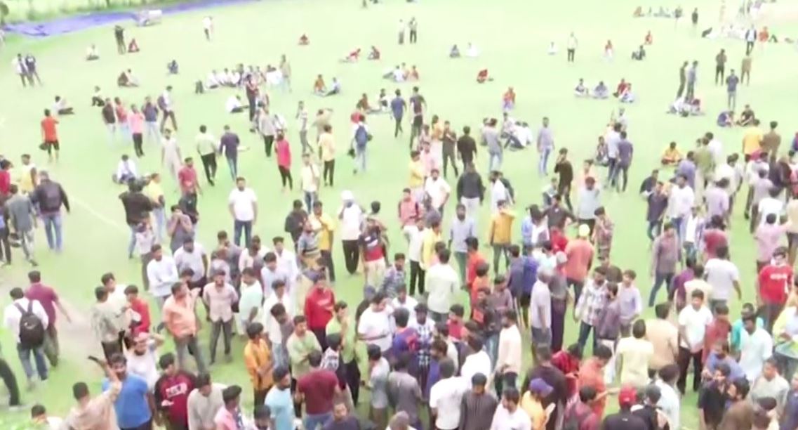 India vs Australia : क्रिकेट परिसर के बाहर प्रशंसकों की लगी भीड़, टिकट न मिलने पर भड़के फैंस…