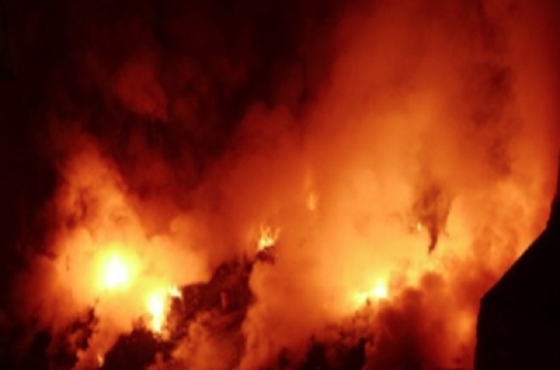 मची भगदड़, मौके पर पहुंची दमकल की 10 गाड़िया