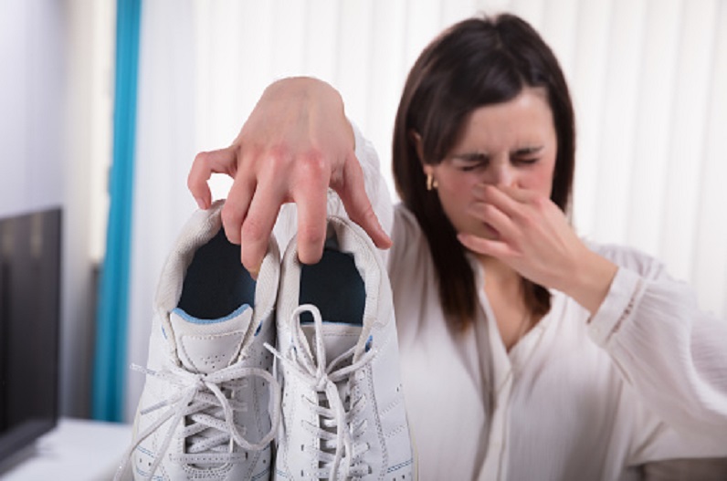 The smell of shoes comes from your feet, follow these home remedies, you will not have to face embarrassment