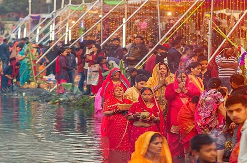 Chhath Puja 2022 : भगवान सूर्य की बहन हैं छठी मैया, आशीर्वाद पाने के लिए पूजा के दिन करें ये आसान उपाय 