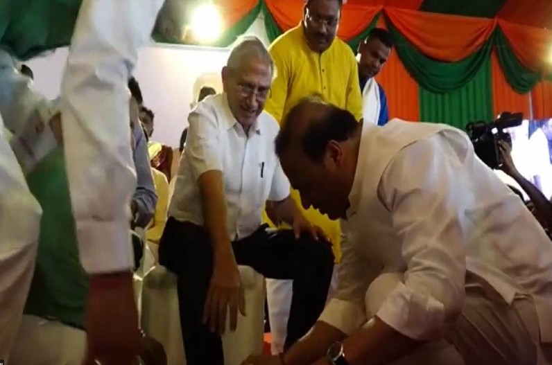 Chief Minister News : मुख्यमंत्री ने धोए पार्टी कार्यकर्ताओं के पैर, वीडियो हो रहा वायरल