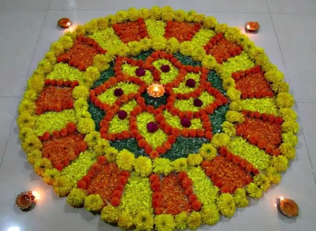 शादी के फंक्शन के दौरान पूजा के काम पर इसी तरह से आटे का चौक बनाया जाता है। दिवाली पर मंदिर के पास आप फूलों से इस तरह की रंगोली बना सकते हैं। ये डिजाइन वैसे सिंपल है लेकिन काफी सुंदर लग रहा है।