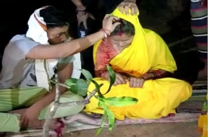 रात को अंधेरे में साली के साथ इश्क लड़ा रहा था जीजा, परिजनों ने रंगे हाथों पकड़ा, रातोरात करा दी शादी