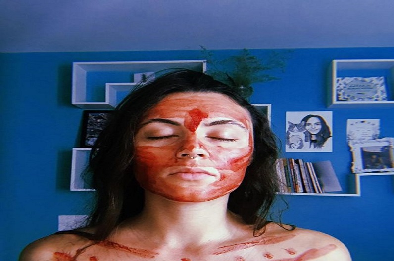 पीरियड ब्लड फेशियल बना नया ट्रेंड! जवां दिखने के लिए यहां की महिलाएं लगाती हैं पीरियड के ‘गंदे खून’ का फेस मास्क