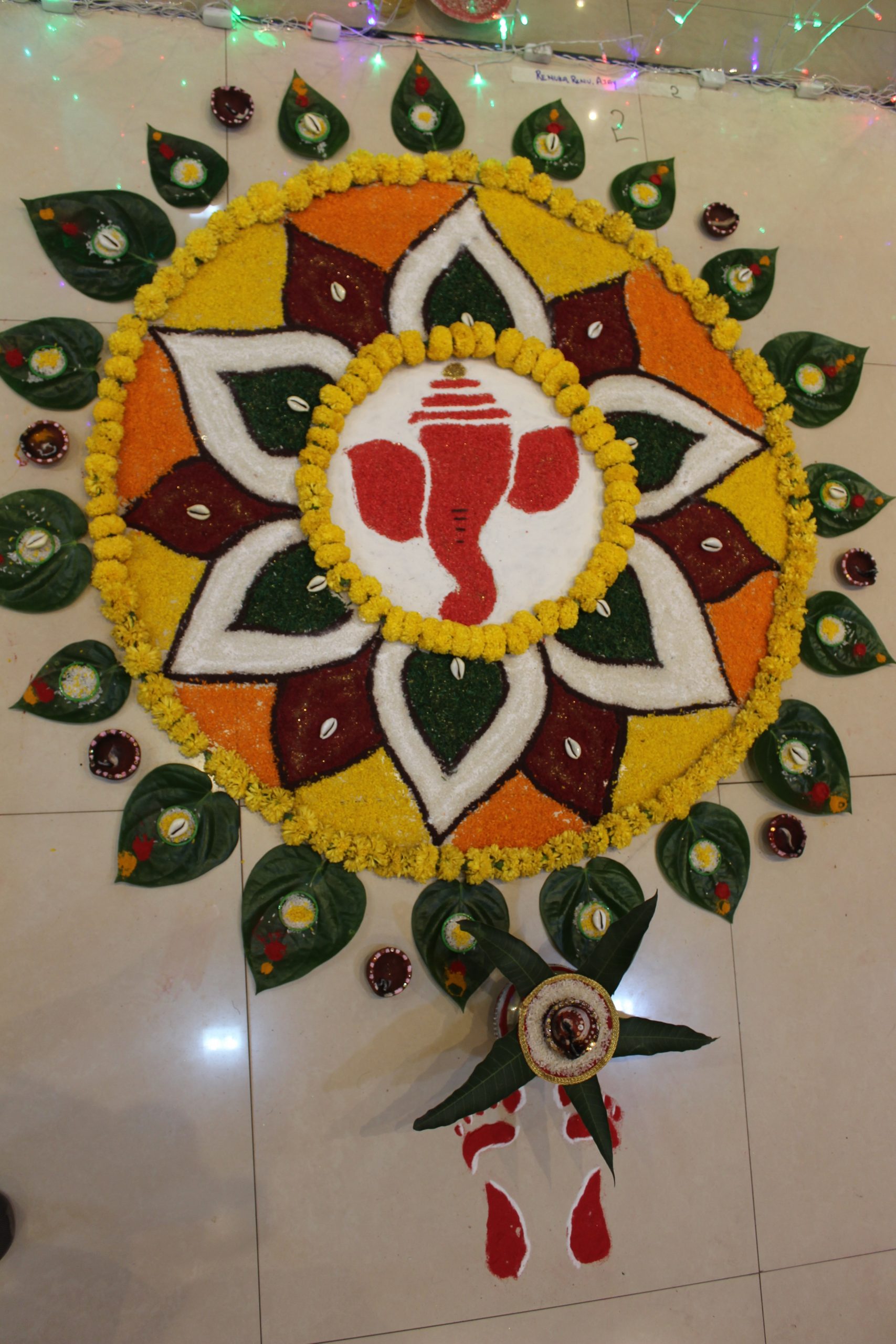 किसी भी पूजा-पाठ में गणपति प्रथम पूजनीय माने गए हैं। भगवान गणेश की पूजा के बिना कोई धार्मिक काम अधूरा होता है। भगवान गणेश की इस रंगोली को रेणुका, रेणु और अजय ने मिलकर तैयार किया है।