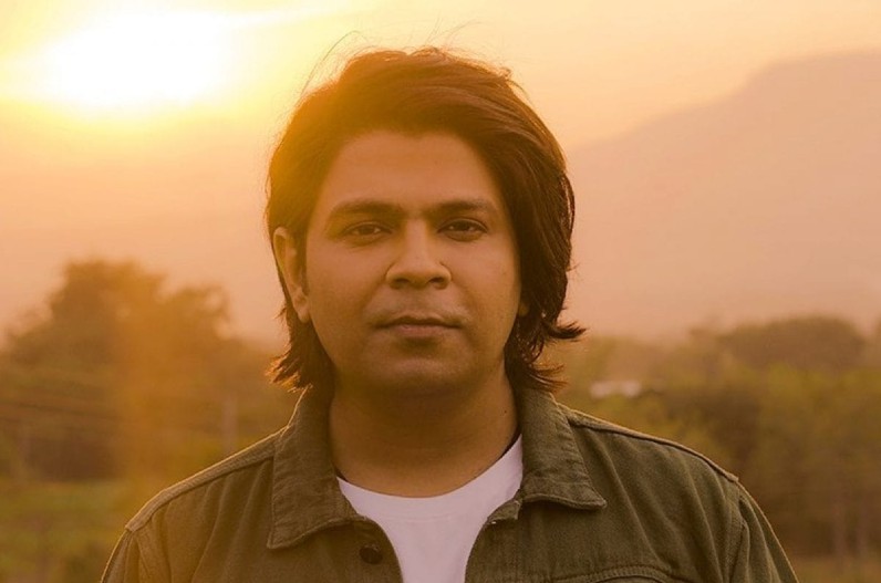 Singer Ankit Tiwari : बॉलीवुड सिंगर अंकित तिवारी से मिलने घर में घुसा सिरफिरा फैन, गार्ड ने पकड़कर किया ऐसा हाल….देखें वीडियो