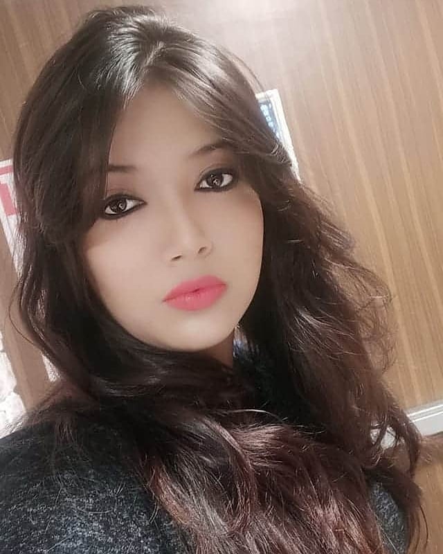 फैंस उनके फोटो और पोस्ट का बेसब्री से इंतजार करते हैं।