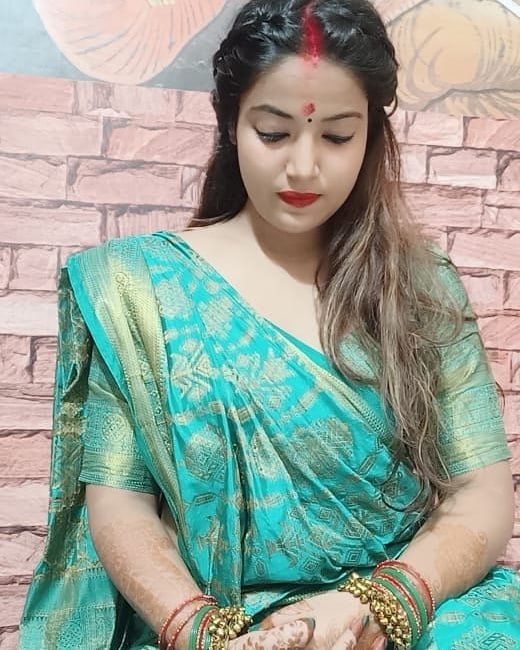 फैंस को उनके फोटो और वीडियो का इंतजार रहता है, जिसे पर वो लाइक कमेंट करते हैं।