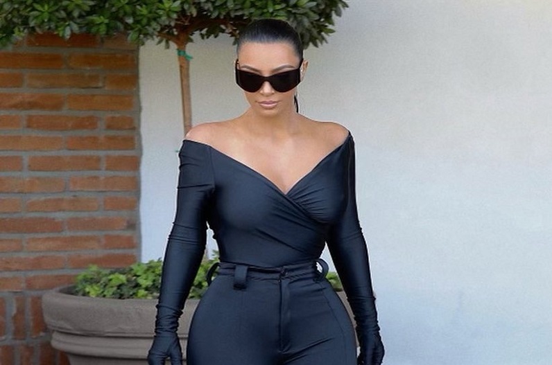 38 की इस एक्ट्रेस ने कैमरे के सामने फ्लॉन्ट किया टोन्ड फिगर, स्किनफिट ब्लैक आउटफिट में दिखा किलर लुक