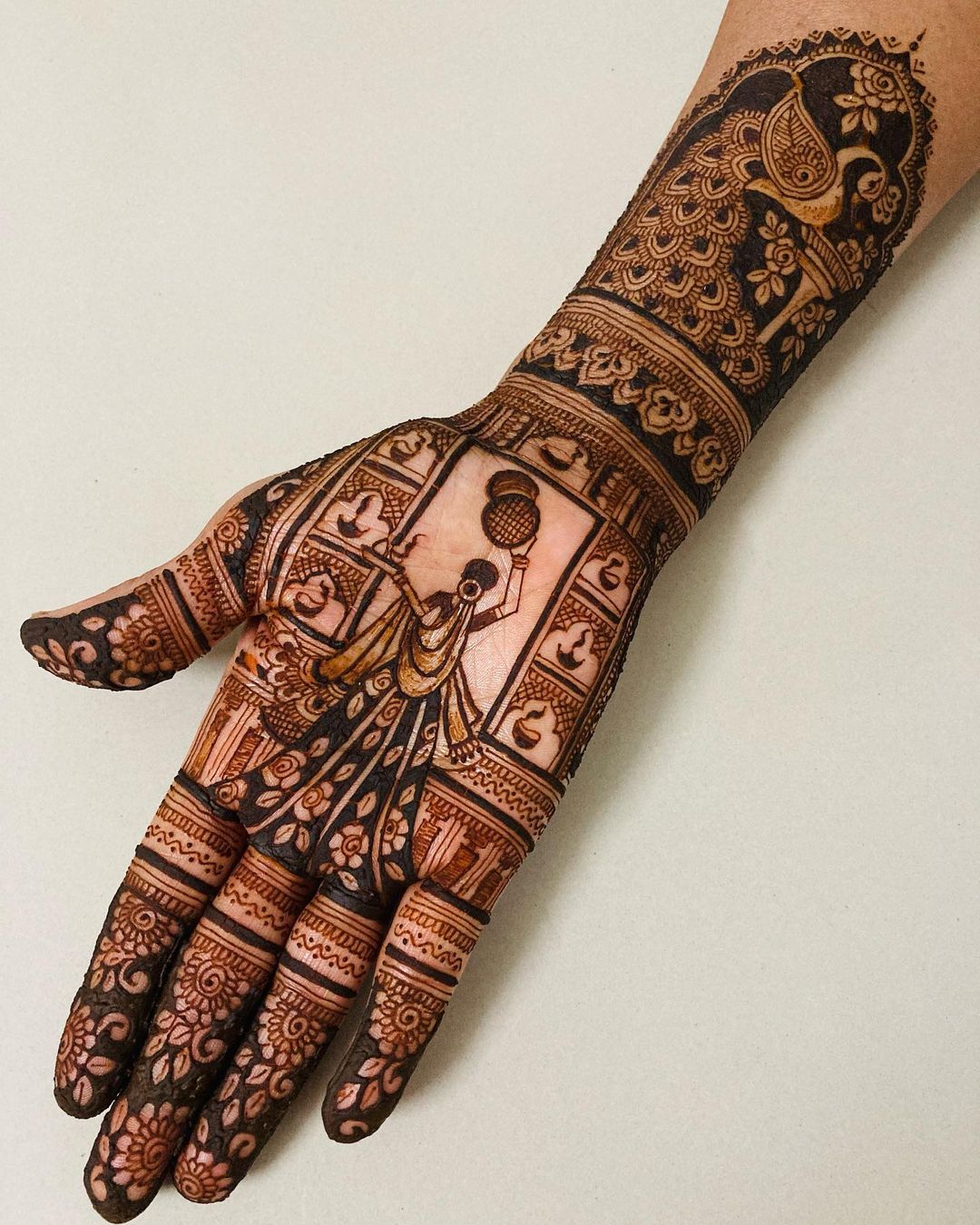 करवा चौथ पर महिलाएं मेहंदी लगाती हैं। सोलह श्रृंगार में मेहंदी भी शामिल होती है। आप हाथों पर पति-पत्नी के जोड़े वाली ऐसी डिजाइन बना सकती हैं। अगर आपको मेहंदी से भरे हुए हाथ पसंद हैं तो आगे और पीछे कुछ ऐसे खूबसूरत डिजाइन बनवा सकती हैं। इससे आपका हाथ पूरा भरा हुआ दिखेगा।