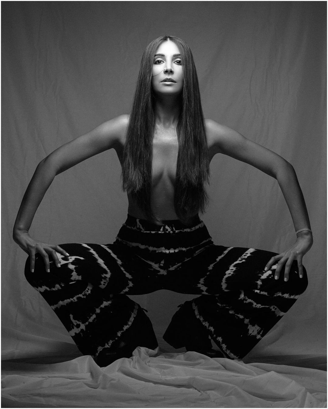 मोनिका सोशल मीडिया पर भी काफी एक्टिव रहती हैं। वो अक्सर अपने इंस्टा पर अपनी हद से ज्यादा बोल्ड फोटोज शेयर कर इंटरनेच का पारा बढ़ाती रहती हैं।