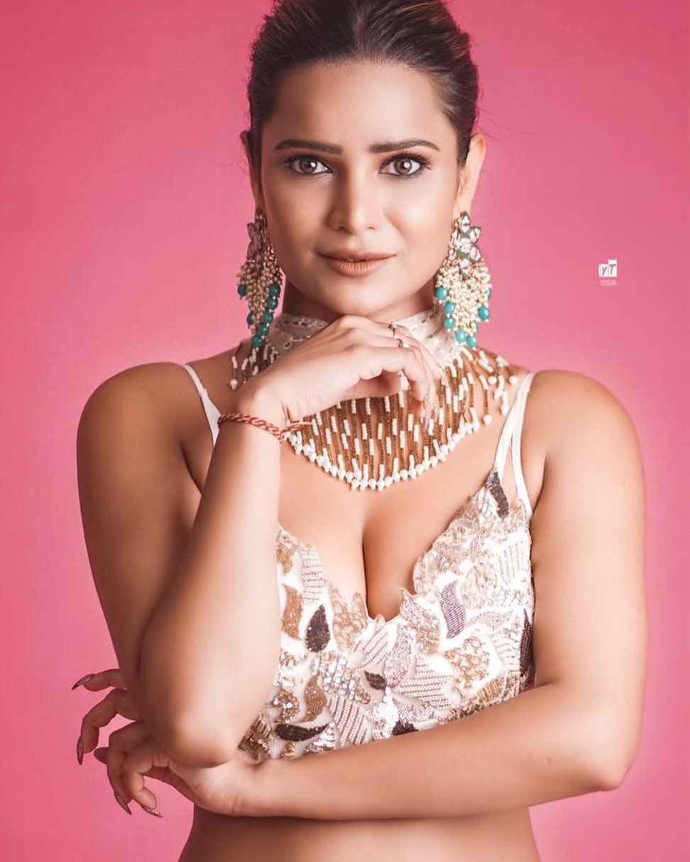 अर्चना गौतम ने कहा था कि वो बिग बॉस हाउस को अपना ससुराल मानती हैं और सलमान खान उनके पति जैसे हैं। इसके अलावा उन्होंने कहा था कि घर के अंदर मौजूद बाकी फीमेल कंटेस्टेंट्स उनके देवर-देवरानी जैसे हैं।