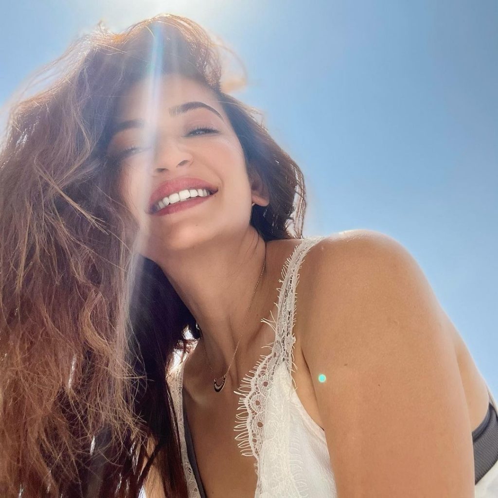 कृति की पहली फिल्म तेलुगु भाषा में रिलीज हुई थी। जिसका नाम था बोनी, फिल्म ने बॉक्स ऑफिस पर ज्यादा कमाल नहीं दिखा पाई थी। लेकिन कृति की किसमत वहां से पलट गई