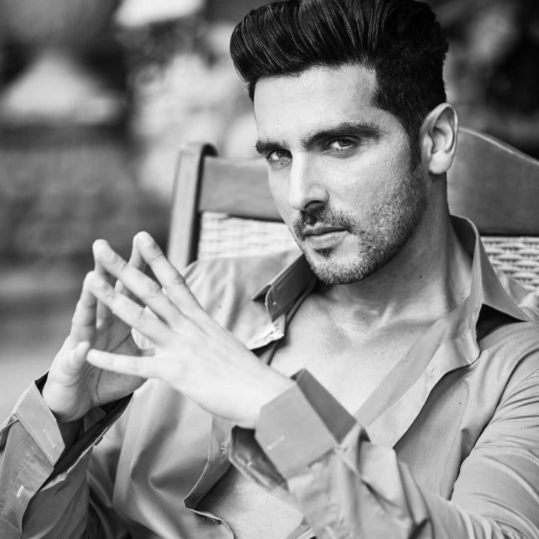 वर्ष 2004 में, उन्होंने फराह खान की फिल्म, मैं हूं ना में अभिनय किया। इस फिल्म में उन्हें शाहरुख खान, अमृता राव और सुष्मिता सेन के साथ देखा गया था। उनके काम की सभी आलोचकों ने बहुत प्रशंसा की और उन्हें सर्वश्रेष्ठ सहायक अभिनेता के लिए नामांकित भी किया।