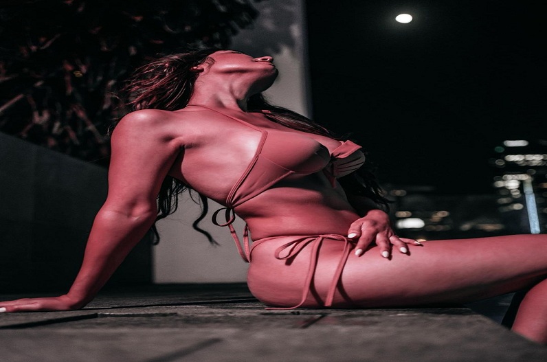 इस फेमस हसीना की हमशक्ल ने पार की बोल्डनेस की सारी हदें, तस्वीरें देख फटी रह जाएंगी आंखें