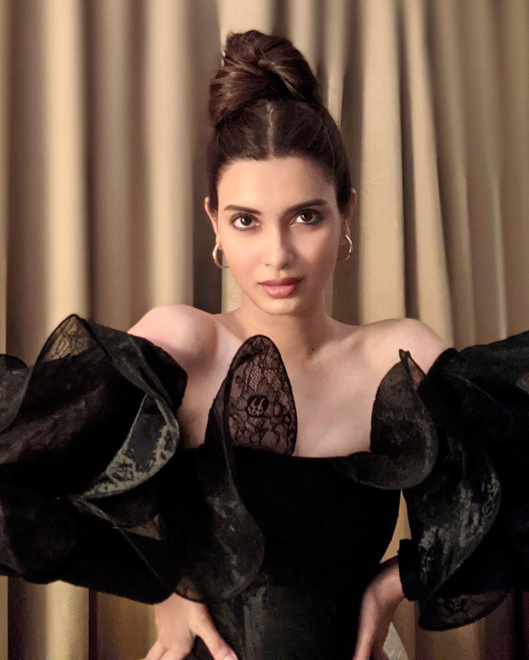 डायना ने साल 2012 में सैफ अली खान और दीपिका पादुकोण की फिल्म कॉकटेल से अपना डेब्यू किया था। फिलहाल डायना पेंटी हाल ही में मलायलम की क्राइम थ्रिलर फिल्म 'सलूट' में देखा गया था। इससे पहले डायना वेब सीरीज 'शिद्दत' में देखी गई थीं।