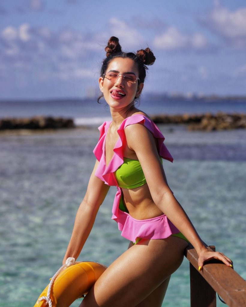 इन फोटोज में आप देख सकते हैं कि मिस इंडिया इंटरनेशनल कॉन्टेस्ट की विनर रह चुकीं सोनाली सहगल पूल में काफी मस्ती करते हुए नज़र आ रही हैं।