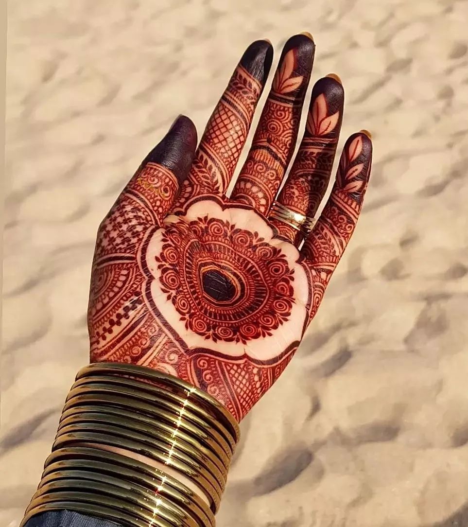 आप अपने हाथ पर उलटी तरफ ये गोल कंगूरों का डिजाइन बनवाएं। इससे आपका हाथ भरा-भरा भी लगेगा और खाली भी दिखेगा। यानी एक पर्फेक्ट बैलंस आपको नजर आएगा। वैसे भी हथेलियों पर जब गोल डिजाइन बना होता है तो बैक साइड में भी गोल डिजाइन ही अधिक खूबसूरत लगता है।