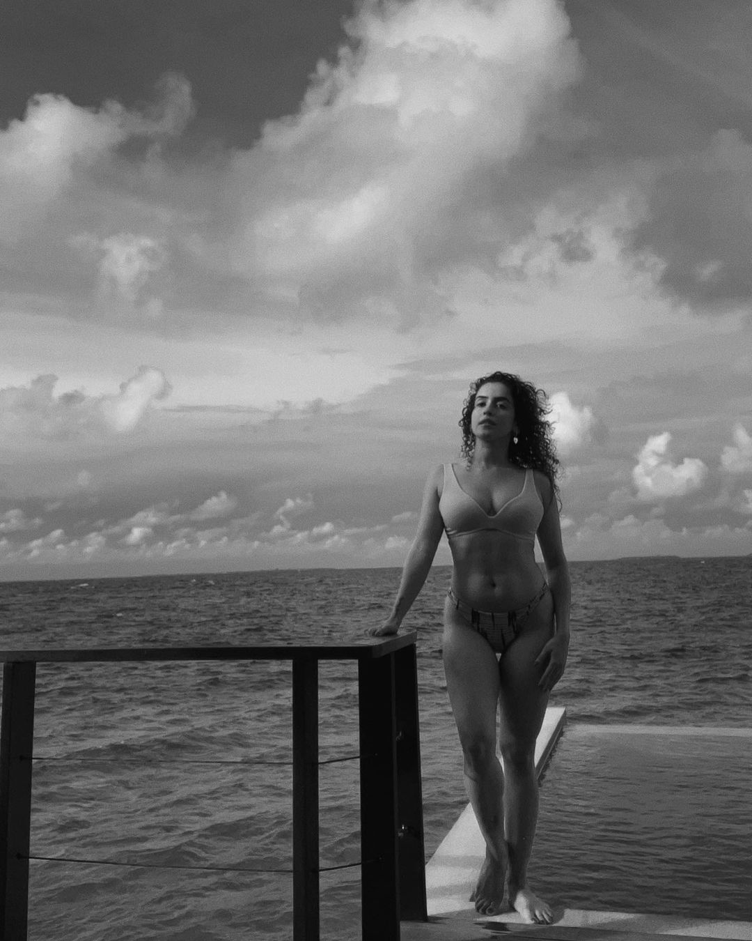 एक्ट्रेस सान्या मल्होत्रा ने 'दंगल' फिल्म से सुर्खियां बटोरी जिसके बाद काफी कम वक्त में सान्या बॉलीवुड में अच्छा-खासा सफर तय कर लिया है। इस फिल्म के बाद सान्या एक से बढ़ के एक बेहतरीन फिल्में कर रही हैं और अपनी परफॉर्मेंस से सबको हैरान रही हैं।