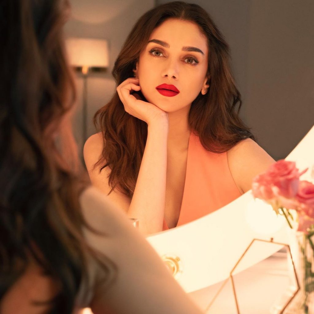 भारतीय सिनेमा अदिति की एक खास पहचान हैं। इनको बेहतरीन डांस आता हैं। इनको अच्छी एक्टिंग आती हैं। जिसके बदौलते ये जनता के दिलों पर राज करती हैं।