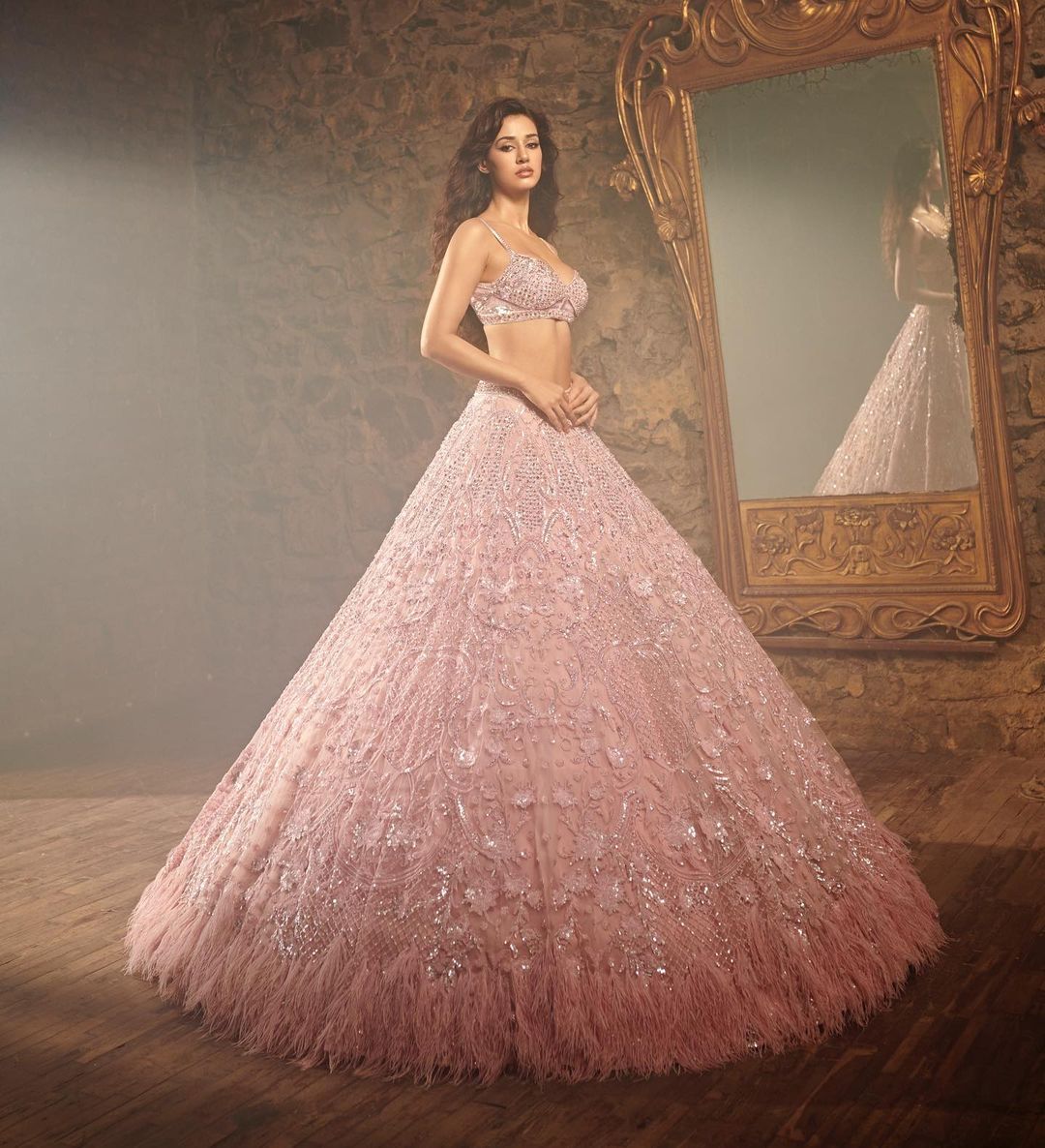 इससे पहले दिशा पाटनी ऑरेंज कलर की बिकिनी में बेहद सिंपल लुक में नजर आईं थीं। सोशल मीडिया पर दिशा पाटनी के लाखों फैन्स हैं, जो उनकी इन तस्वीरों पर वाओ, क्यूट फोटो, वंडरफुल पिक, उफ्फ और हार्ट इमोजी शेयर करते नजर आ रहे हैं।