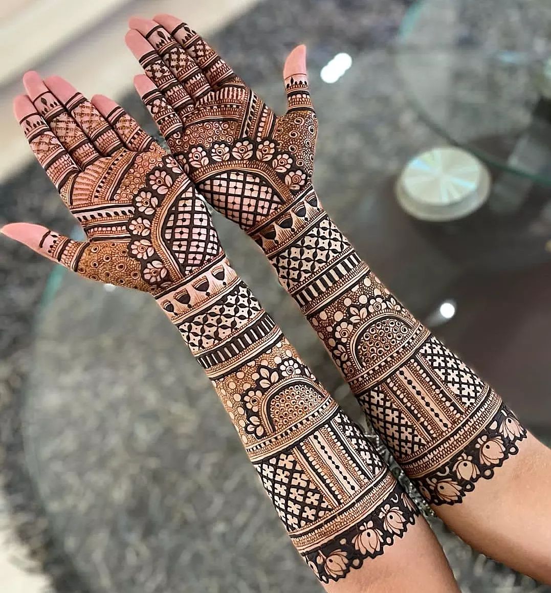 कई बार सिंपल चीजें भी खूबसूरत लगती हैं। बीच में गोल और उंगलियों पर बना ये डिजाइन किसी का भी ध्यान खींच लेगा। अरेबिक मेहंदी का ये डिजाइन भी बेहद सुंदर है। आप करवाचौथ पर कुछ ऐसा डिजाइन हाथों पर बनवा सकती हैं।