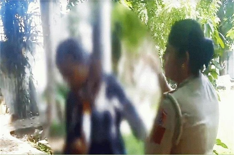 पार्क में खुलेआम ऐसी हरकत कर रहे थे लड़के-लड़कियां, अचानक आ धमकी पुलिस, फिर…