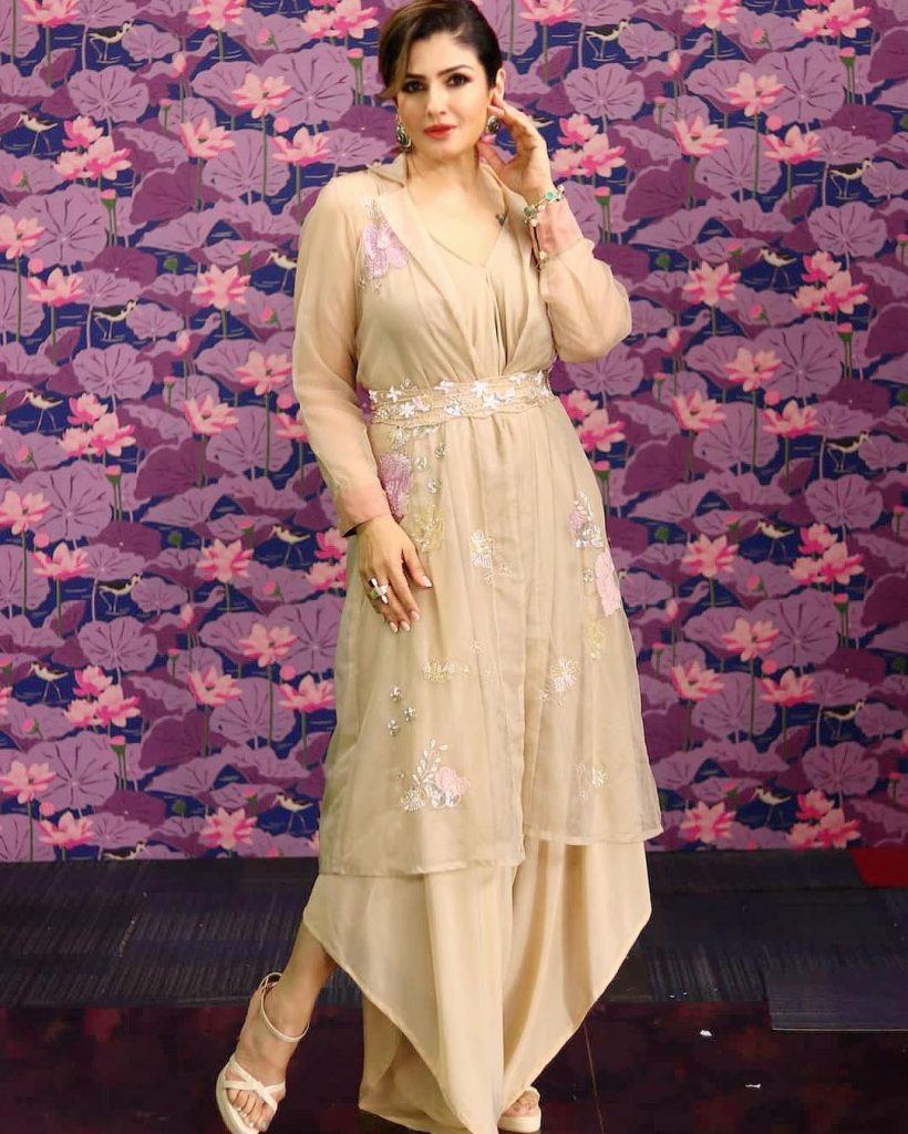 रवीना की फिल्मी जोड़ी लगभग सभी कलाकारों के साथ बेहकरीन नजर आई लेकिन गोविंदा के साथ इनकी फिल्मों ने कमाल कर दिया। एक एक बाद एक फिल्में हिट साबित हुए।