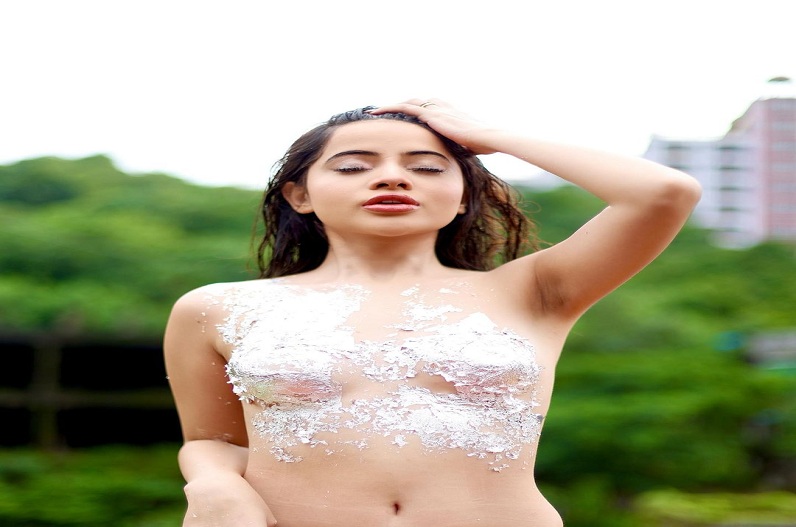 Urfi Javed: अब इन कपड़ो में स्टूडियो के बाहर स्पॉट हुई उर्फी जावेद, तस्वीरें देख फैंस बोले- ‘हाय हाय यह..