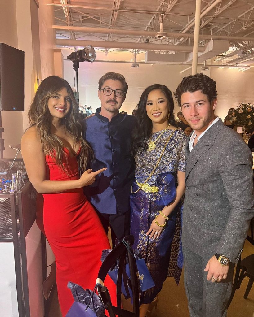 प्रियंका चोपड़ा और निक जोनस ने अपने दोस्त के शादी की कुछ तस्वीरें अपने इंस्टाग्राम अकाउंट पर शेयर की हैं। इन तस्वीरों में दोनों एक साथ हमेशा की तरह बेहद खूबसूरत और स्टनिंग लग रहे हैं।