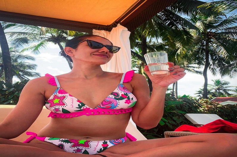 बिकनी पहनकर पूल में मस्ती ​कर रही एक्ट्रेस सोनाली सहगल, पानी में लगा रहीं आग