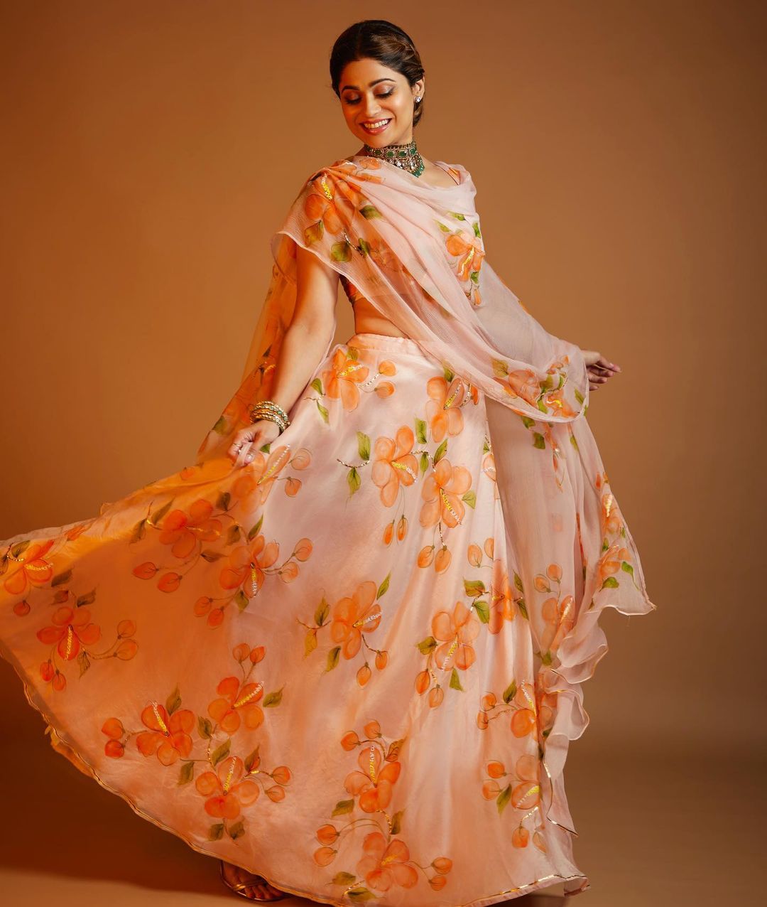 एक्ट्रेस ने न्यूड मेकअप से अपने लुक को एलिगेंट रखा है और स्मोकी आईज और भरी आई लैशेस वाली आंखों से किलर पोज दिया है। मिड पार्टेड स्ट्रेट हेयर ने उन्हें स्टाइलिश लुक दिया है, वह मनीष मल्होत्रा की दिवाली पार्टी में इस लुक में नजर आई थीं।