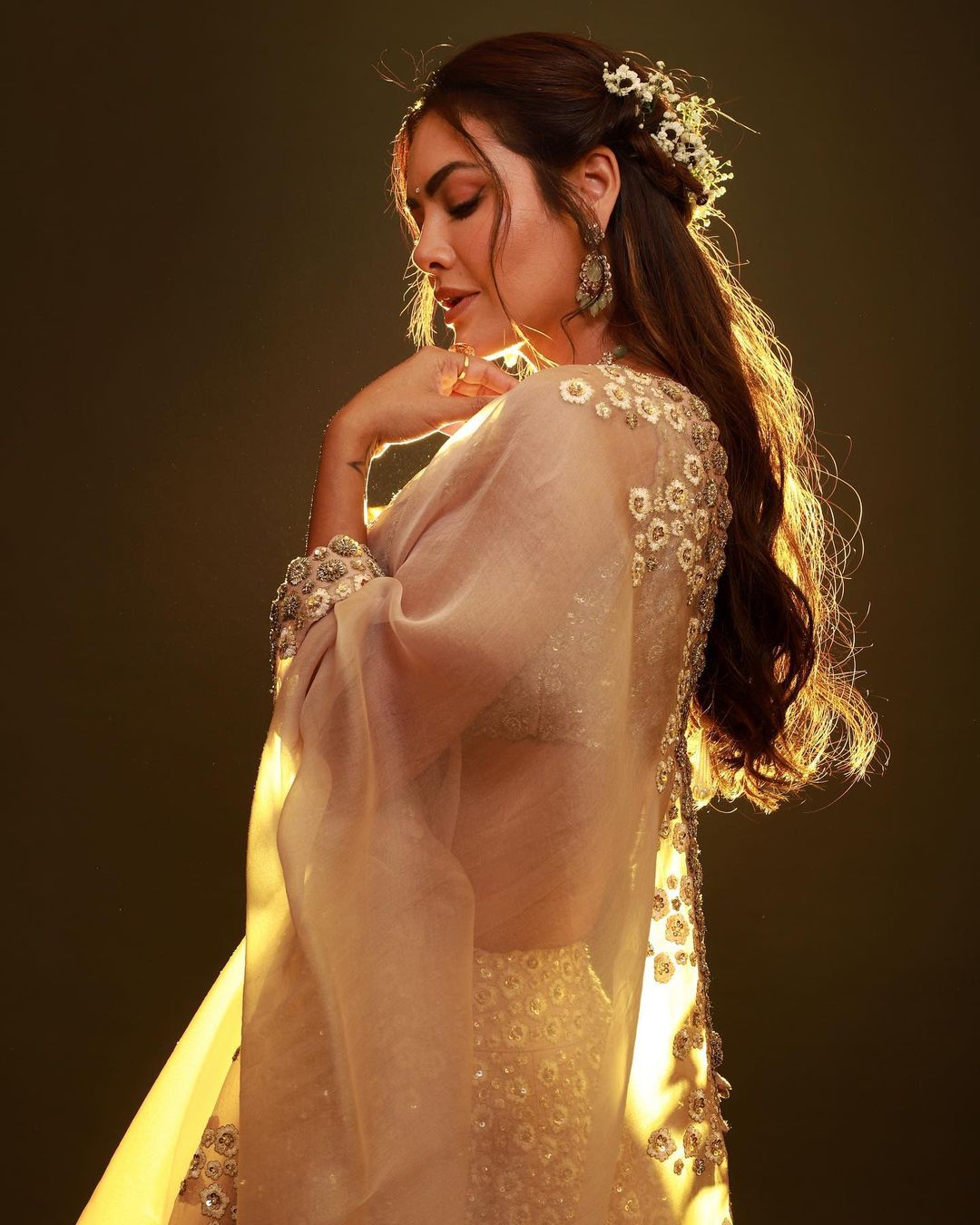 ईशा गुप्ता ने हाल ही में ओटीटी पर भी अपने शानदार अभिनय का प्रदर्शन दिखाया है, बॉबी देओल की हिट वेब सीरीज 'आश्रम 3' में भी ईशा नजर आई हैं। देसी हो या वेस्टर्न ईशा गुप्ता हर लुक में बला की खूबसूरत लग रही हैं, उनका हर लुक फैन्स की धड़कनें बढ़ा रहा है।