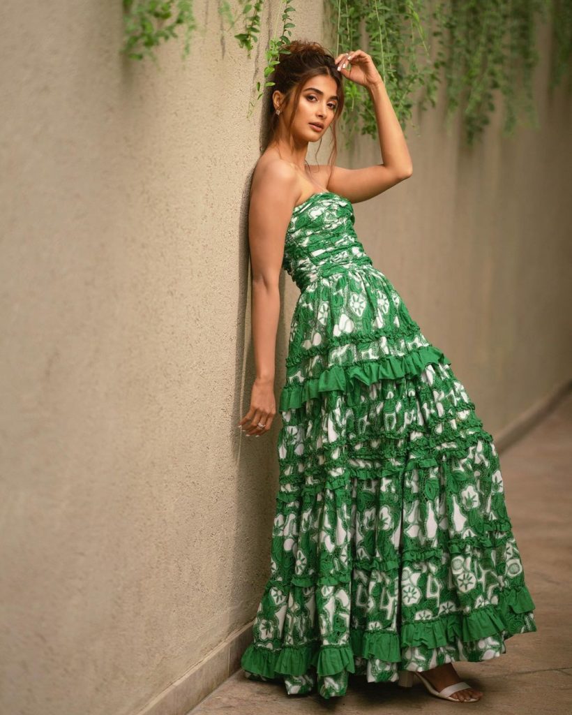 Pooja Hegde Photos : बॉलीवुड से लेकर टॉलीवुड में अपना नाम बनाने वाली एक्ट्रेस पूजा हेगड़े अपने लुक को लेकर खूब सुर्खियों में छाई हुई हैं। अपनी खूबसूरती से हर किसी को दीवाना बना रही हैं एक्ट्रेस।
