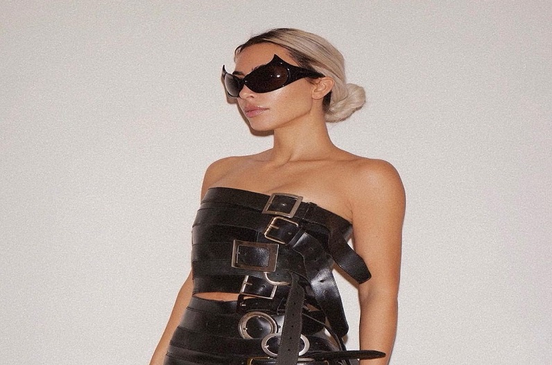 बेल्टों से बनी ड्रेस पहन एक्ट्रेस ने दिखाया अपना बोल्ड अंदाज, मिट्टी पर लेटकर दिए कातिलाना पोज