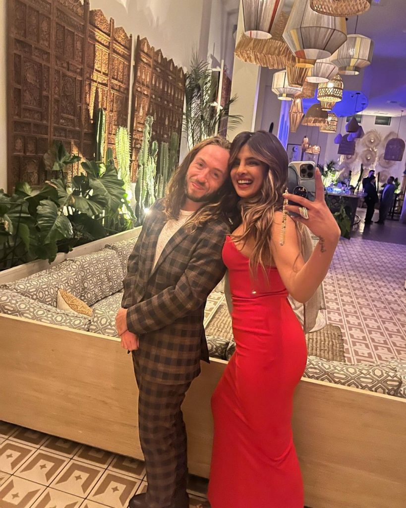 दोस्त की शादी में प्रियंका चोपड़ा और निक जोनस ने खूब धूम मचाई है। इसके साथ ही बहुत सी मजेदार तस्वीरें प्रियंका ने अपने अकाउंट पर शेयर की है।