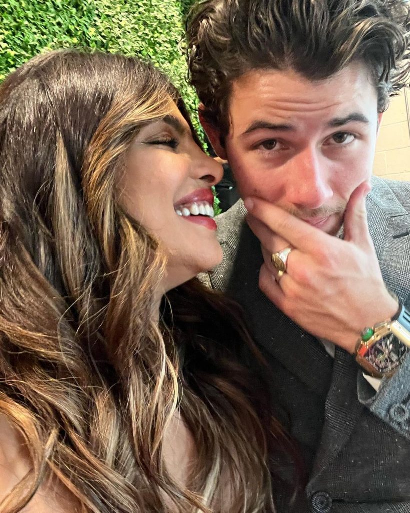 प्रियंका चोपड़ा और निक जोनस की खूबसूरत जोड़ी हर किसी का दिल जीत लेती है, सोशल मीडिया पर दोनों की हैप्पी मूड फोटोज खूब वायरल होती रहती हैं।